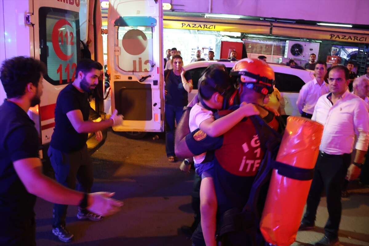 Alevler daireyi sardı, duman binaya yayıldı! 18 kişi güçlükle kurtarıldı 3